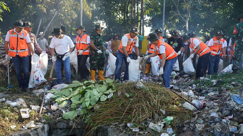 Pembersihan sampah di saluran irigasi Desa Palimanan Barat